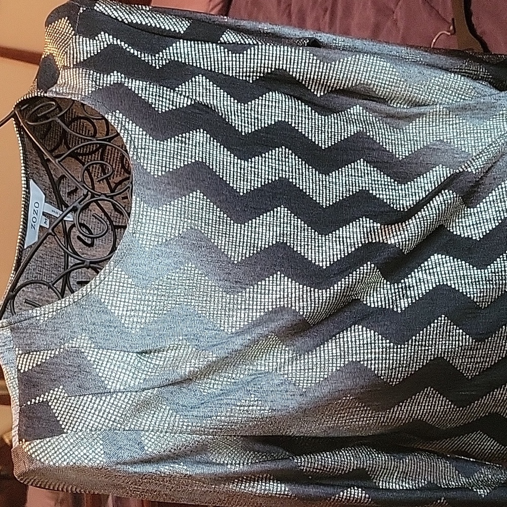NWT ZoZo sz med L/S xigzag long tunic top.